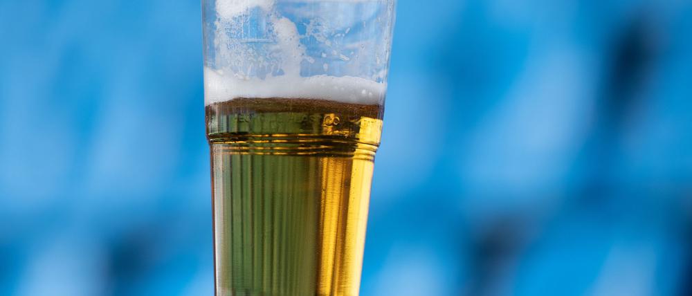 Ein Bier auf der Stadiontribüne - in England ist das seit Jahrzehnten verboten.