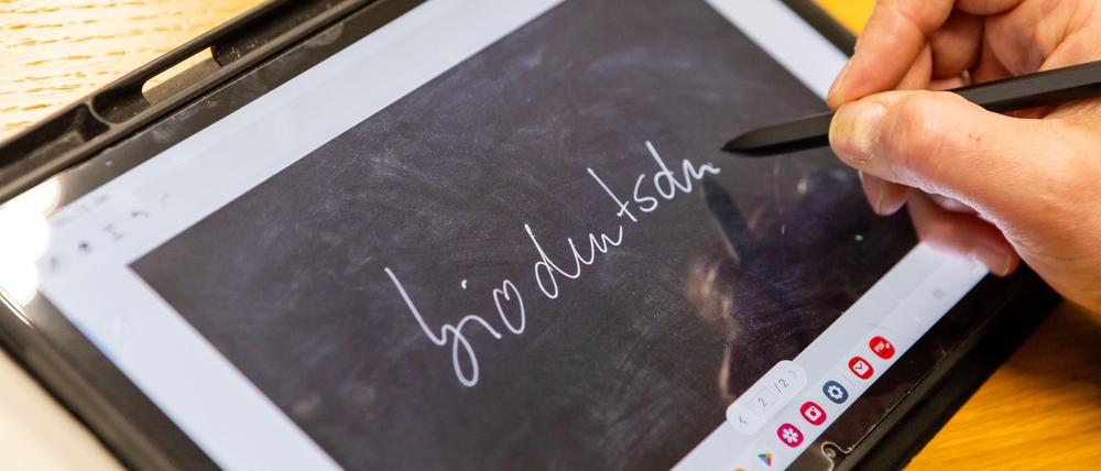 Diskriminierend und „eine Form von Alltagsrassismus“ - der Begriff „biodeutsch“ ist von einer Jury zum „Unwort des Jahres“ 2024 gewählt worden.