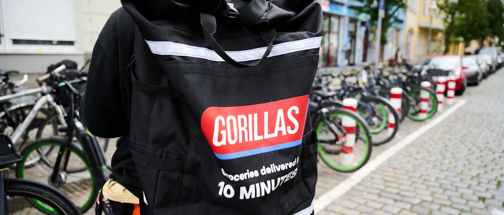 20.07.2021, Berlin: Ein Beschäftigter des Lieferdienstes Gorillas trägt einen Rucksack und steht vor den Fahrrädern. Arbeitsminister Heil hört sich heute die Arbeistbedingungn von den Beschäftigten des Lieferdienstes auf dem Lausitzer Platz an.