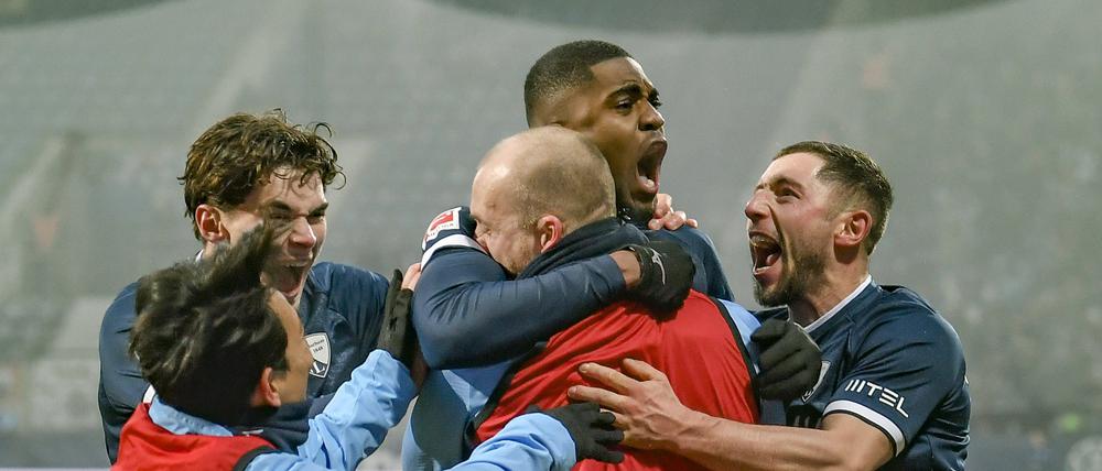 Myron Boadu jubelt nach dem Tor zum 3:3 mit der Mannschaft.