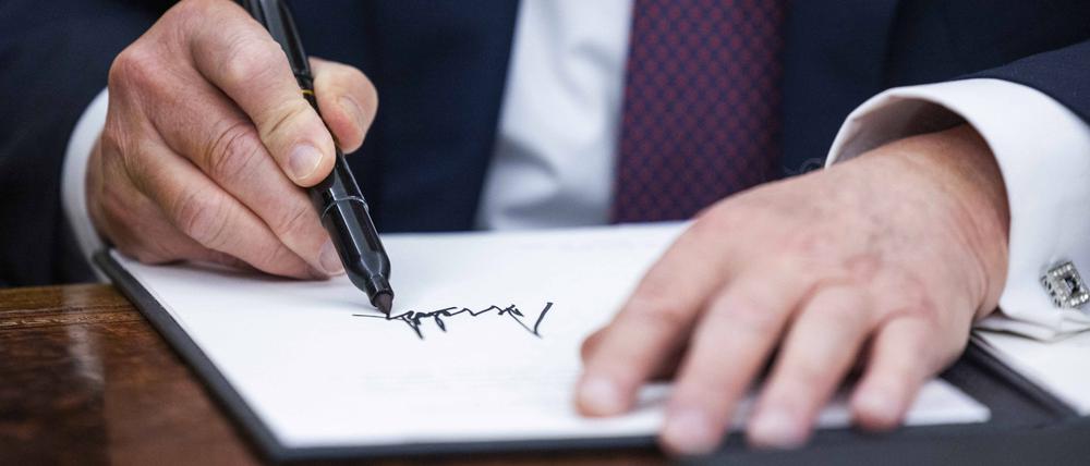 Am ersten Tag seiner zweiten Amtszeit: Donald Trump, der 45. Präsident der Vereinigten Staaten, unterzeichnet die Anordnung zum Austritt aus der Weltgesundheitsorganisation.