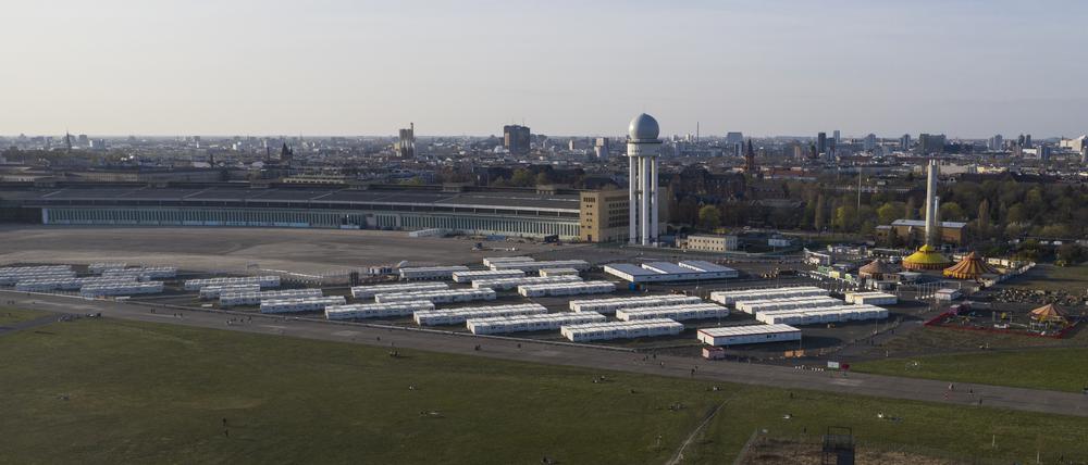 Die Luftaufnahme mit einer Drohne zeigt den Hangar des ehemaligen Flughafen Tempelhof.