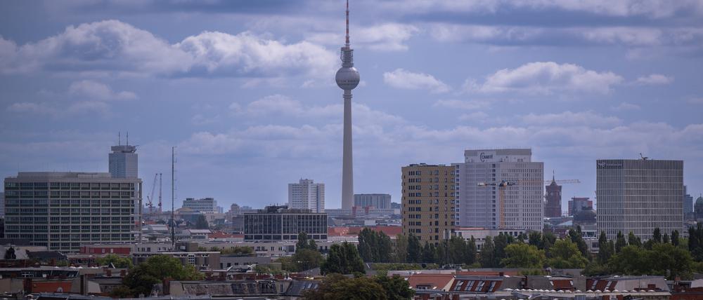 ARCHIV - 03.09.2023, Berlin: Der Fernsehturm ragt in den Himmel vor der Kulisse der Wohnhäuser im Berliner Innenstadtbezirk Moabit. (zu dpa: «Berliner SPD fordert mehr Druck bei der Mietenpolitik») Foto: Monika Skolimowska/dpa +++ dpa-Bildfunk +++