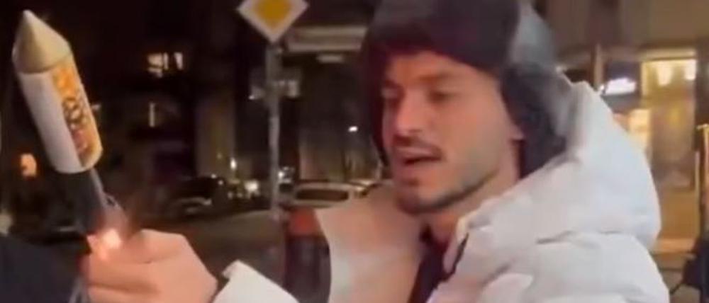 Der arabische Influencer Attlaha Younes zündet an Silvester in Berlin eine Rakete, die er dann in ein Kinderzimmer schießt.