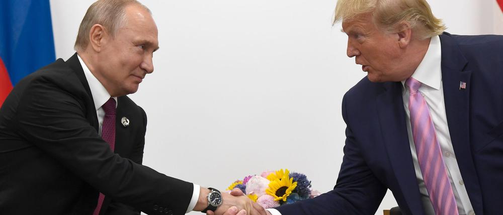 Bereits wenige Stunden nach seiner Amtseinführung hatte Donald Trump (r) angekündigt, er wolle möglichst schnell mit Putin (l) reden. (Archivbild)