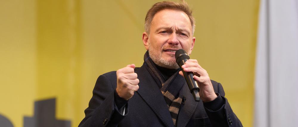 Der Spitzenkandidat der FDP Christian Lindner spricht bei einem Wahlkampfauftritt.