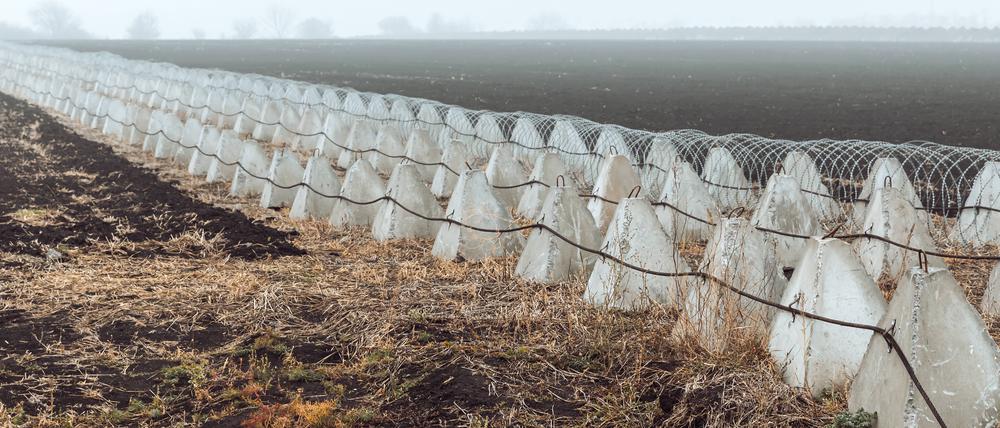 Symbolbild: Drachenzahnbefestigungen und Stacheldraht in Charkiw, Ukraine am 7. November 2024.