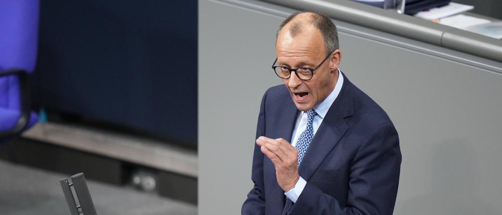 CDU-Kanzlerkandidat Friedrich Merz CDU bei seiner Rede zur Asyl-Wende bei der 209. Sitzung des Deutschen Bundestag am 29. Januar in Berlin. Der Antrag der Union zur Migrationspolitik war mit den mit Stimmen von AfD und FDP angenommen worden. Kritiker sprechen von einem „Schwarzen Tag für die Demokratie“.