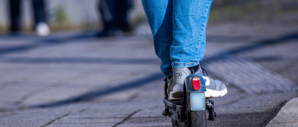 Ein unbekannter E-Scooter-Fahrer hat einen 34-Jährigen attackiert. (Symbolbild)