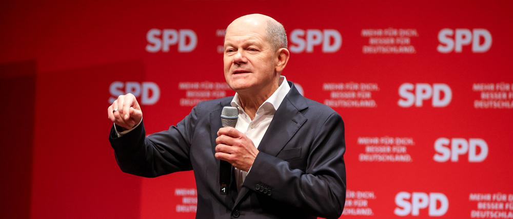 Bundeskanzler Olaf Scholz im Gespräch in Hamburg.