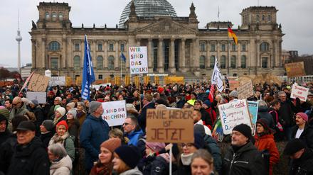 Demonstranten bei einer Protestkundgebung vor dem Bundestag.