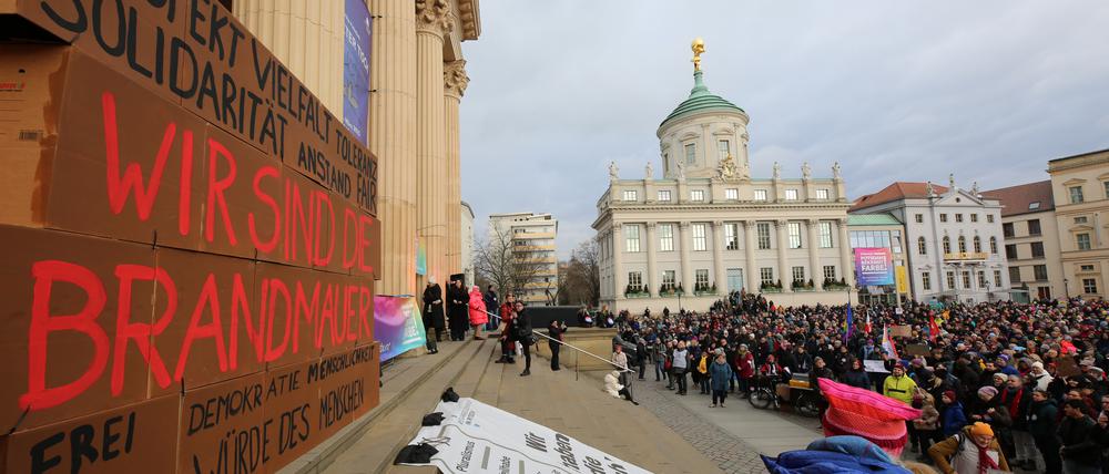 „Wir sind die Brandmauer“, heißt es auf einem Plakat bei der Demo von „Potsdam bekennt Farbe“ auf dem Alten Markt.