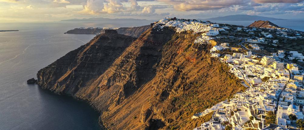 Im Nordosten der Kykladeninsel Santorin sind inzwischen mehr als 600 Erdbeben lokalisiert worden, die tatsächliche Zahl geht vermutlich in die Hunderttausende. Aus der Vogelperspektive ist deutlich zu erkennen, dass es sich bei der Insel um den Rand eines ehemaligen Vulkankraters handelt.