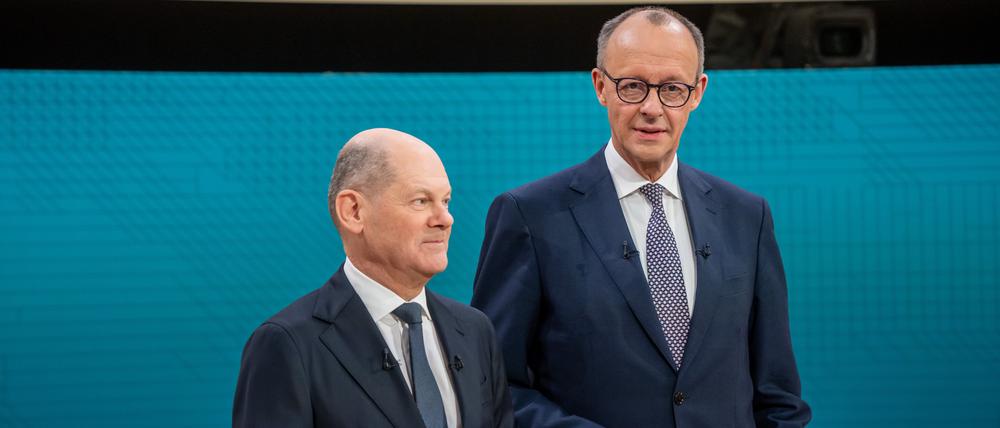 Bundeskanzler Olaf Scholz (SPD, l), und sein Herausforderer, CDU-Chef Friedrich Merz im TV-Studio am Sonntagabend.