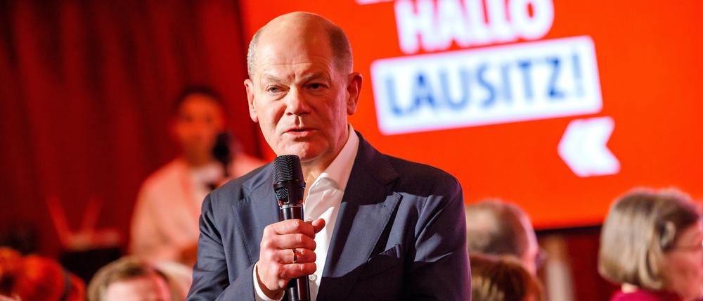 Bundeskanzler Olaf Scholz SPD spricht am Dienstagabend bei einer Wahlkampfveranstaltung in Cottbus.