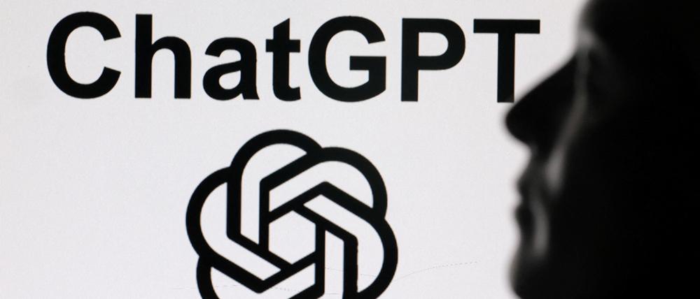 Das ChatGPT-Logo und Elon Musks Silhouette.