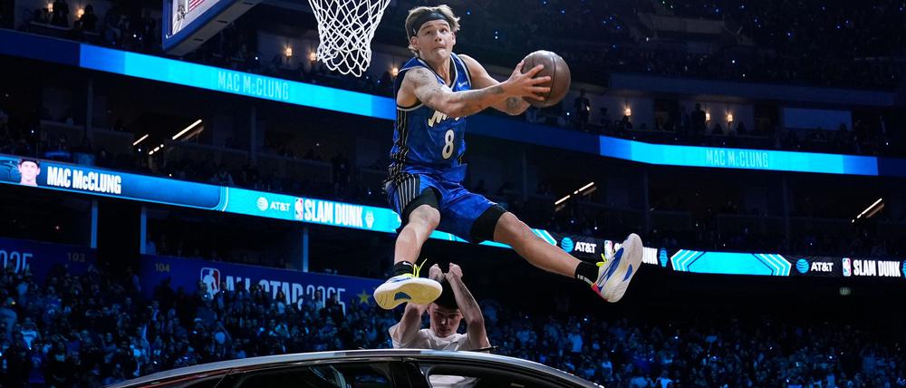 Mac McClung springt beim Slam-Dunk-Wettbewerb über Mensch und Auto.