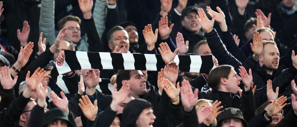 Am Rande des Bundesligaspiels von Eintracht Frankfurt gegen Holstein Kiel sind zwei Fans der Hessen schwer verletzt worden.