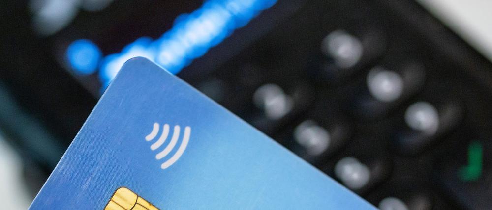 Im Handel häufig erste Wahl von Verbrauchern: Die Girocard (Archivbild)