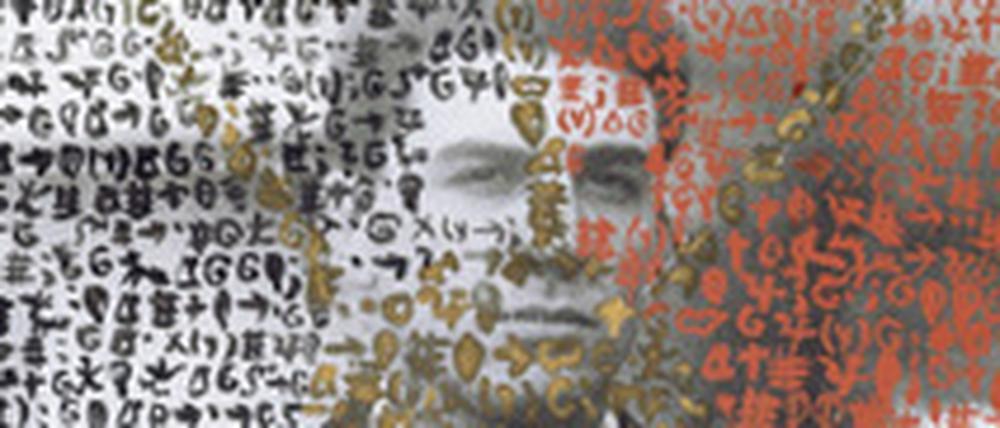 Von rätselhaften Zeichen überhäuft: 1951 porträtierte Isidore Isou mittels Lackstift auf Fotografie seinen Mitstreiter, den französischen Autor und Filmregisseur Maurice Lemaitre. Das Porträt stammt aus Isous Hypergraphie-Serie von 1951 unter dem Titel „Amos“.