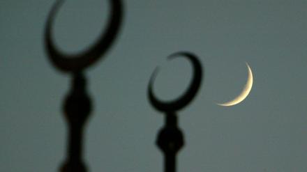 Ein sichtbarer Sichelmond in der Abenddämmerung wie hier über Sharjah in den Vereinigten Arabischen Emiraten markiert den Monatsbeginn. Aber was genau heißt „sichtbar“?