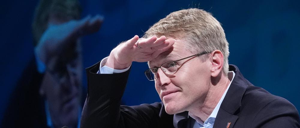 ARCHIV - 01.10.2024, Schleswig-Holstein, Neumünster: Daniel Günther, CDU-Landesvorsitzender und Ministerpräsident von Schleswig-Holstein, gestikuliert während eines Landesparteitags. (zu dpa: «Nord-Parteien mit Forderungen an künftige Bundesregierung») Foto: Marcus Brandt/dpa +++ dpa-Bildfunk +++