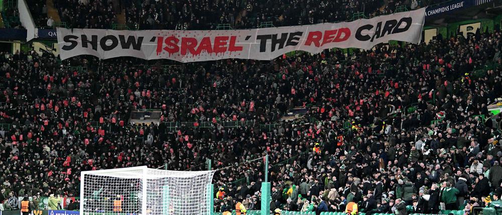 Banner beim Spiel des FC Bayern München gegen Celtic Glasgow.