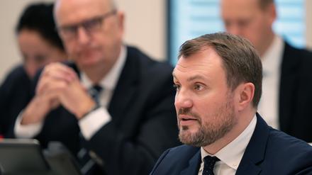 Daniel Keller (SPD), Brandenburger Minister für Wirtschaft, Arbeit, Energie und Klimaschutz, spricht im Landtag. Links hinter ihm sitzt Ministerpräsident Dietmar Woidke (SPD).