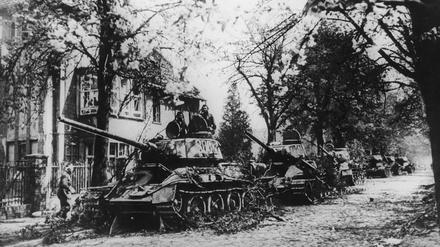 April 1945. Das Bild zeigt sowjetische Panzer in einem Berliner Außenbezirk.