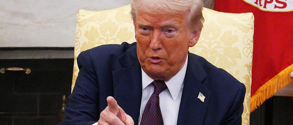 Donald Trump zeigt gerne mit dem Zeigefinger auf Menschen.