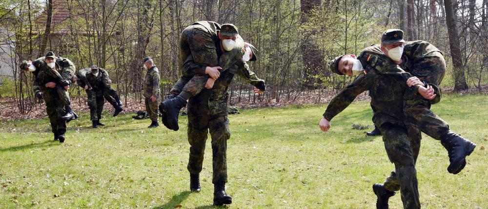 Rekruten der Bundeswehr trainieren die Rettung von Verletzten.