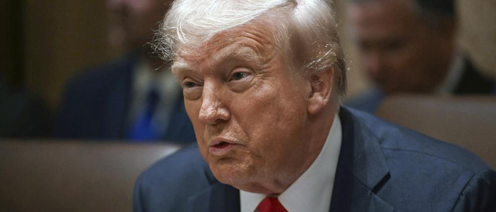 Präsident Donald Trump leitet seine erste Kabinettssitzung nach seiner Wiederwahl im Weißen Haus.