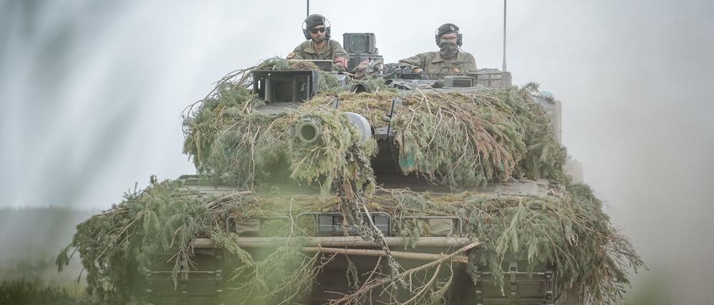 Für die Bundeswehr soll deutlich mehr Geld bereitgestellt werden - und für Investitionen auch die Schuldenbremse gelockert werden. (Archivbild)