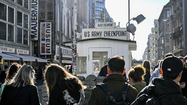 PRODUKTION - 24.10.2024, Berlin: Zahlreiche Touristen sind am Kontrollhaus am Checkpoint Charlie vor dem Mauermuseum - Museum Haus am Checkpoint Charlie zu sehen. (zu dpa: «Ist Berlin out? Deutsche Hauptstadt kein Trendziel mehr») Foto: Jens Kalaene/dpa +++ dpa-Bildfunk +++