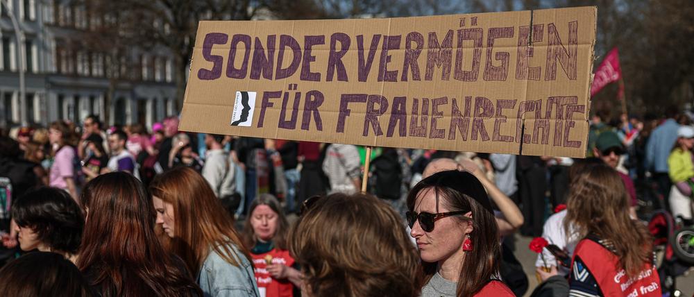 Ein Teilnehmerin hält ein Schild mit der Aufschrift „Sondervermögen für Frauenrechte“ auf der Demonstration «Feministische Demo zum Internationalen Frauentag».