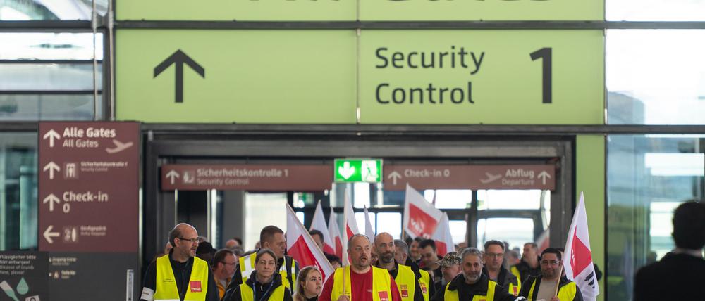 Statt Reisender gehen heute Flughafenmitarbeiter im Warnstreik durch die Sicherheitskontrolle am BER.