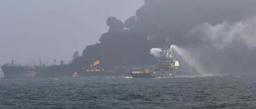 Dieses von Bartek Smialek zur Verfügung gestellte Bild zeigt den Rauch, der von einem Schiff aufsteigt.