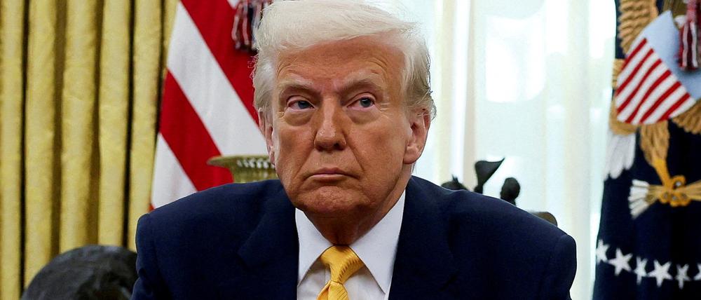 US-Präsident Donald Trump sitzt im Oval Office des Weißen Hauses in Washington, D.C., USA, 7. März 2025.