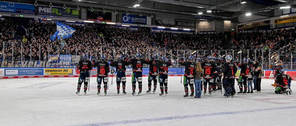 Die Straubinger lassen sich von ihren Fans feiern.