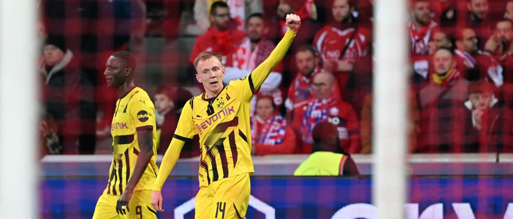 Maximilian Beier bejubelt sein Traumtor.