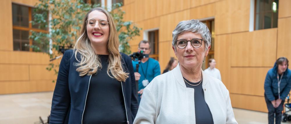 Katharina Dröge (l) und Britta Haßelmann, beide Co-Fraktionsvorsitzende von Bündnis 90/Die Grünen im Bundestag, kommen zu einem Pressestatement nach der Fraktionssitzung im Bundestag.
