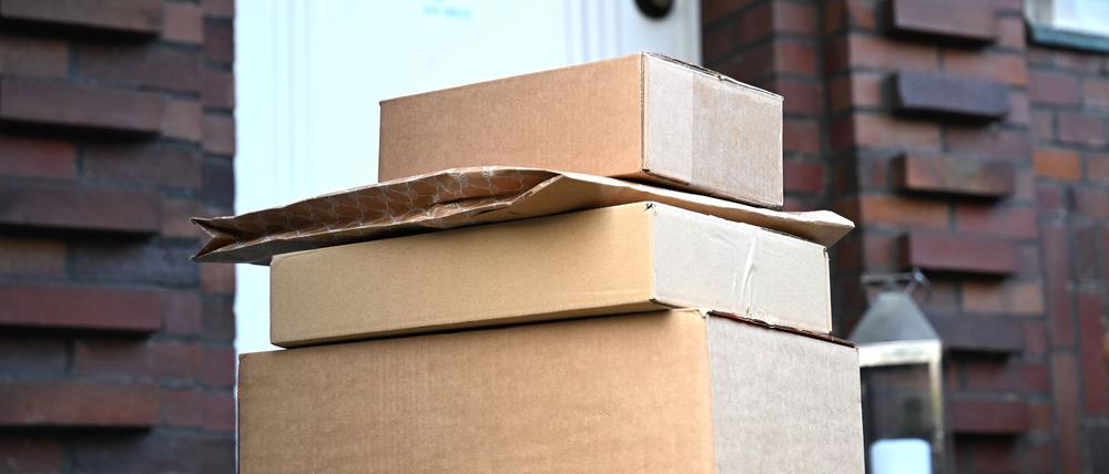 Diese vier Pakete sind angekommen an einem Mietshaus - bei anderen Sendungen ging etwas schief, was zu Beschwerden führte. (Symbolbild)