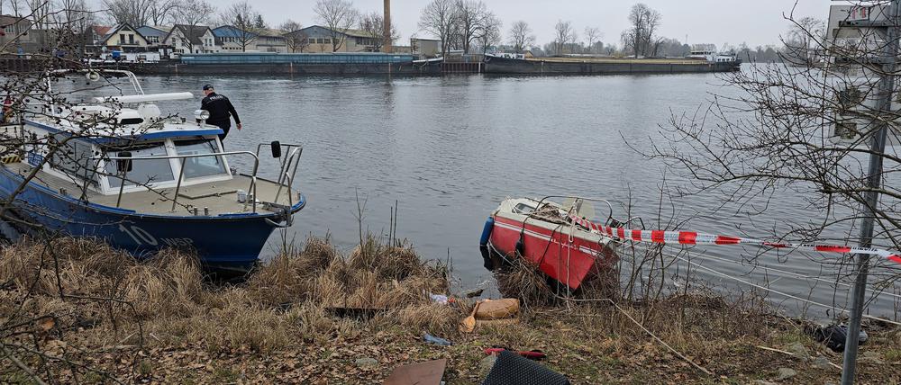 Zwei Männer sind in Brandenburg an der Havel auf dem Kleinen Beetzsee mit einem Boot gekentert – einer starb wenige Stunden später, der andere gilt als vermisst.