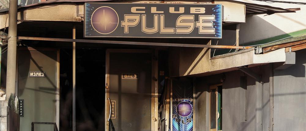 Einsatzkräfte vor dem Clubgebäude im nordmazedonischen Kocani.