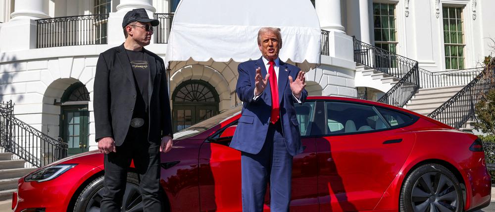 Elon Musk, Donald Trump und der rote Tesla (im Hintergrund das Weiße Haus). In Kanada soll Tesla Fördergelder eingestrichen haben.