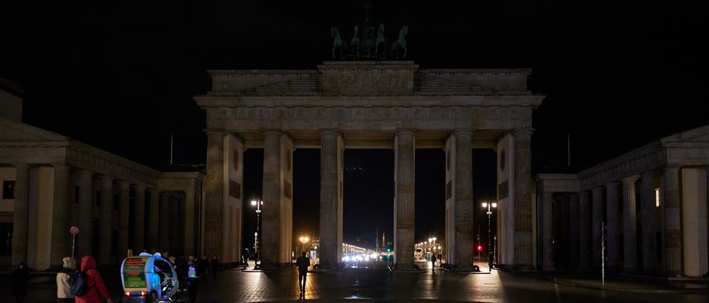 Berlin beteiligt sich an der weltweiten Aktion «Earth Hour» und schaltet das Licht am Brandenburger Tor aus. (Archivbild)