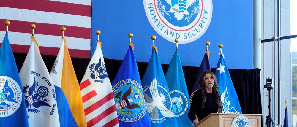 Archivbild: Heimatschutzministerin Kristi Noem spricht zu Mitarbeitern des Heimatschutzministeriums. Ihre Behörde will über einer halben Million Menschen den Aufenthaltstitel entziehen.