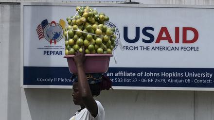 Eine Frau in der Elfenbeinküste geht im März 2025 an einem Büro der US-Entwicklungsbehörde USAID vorbei