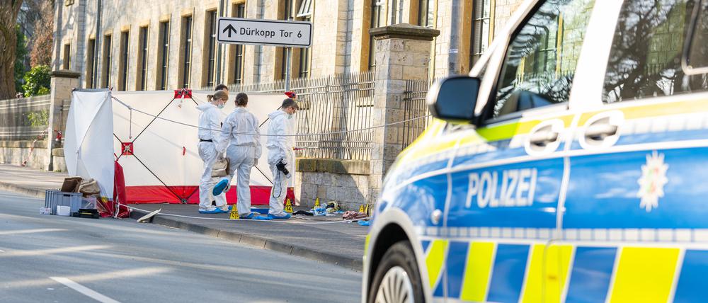 Die Spurensicherung der Polizei arbeitet am Tatort, wo bei einem Messerangriff zwei Personen schwer verletzt wurden.