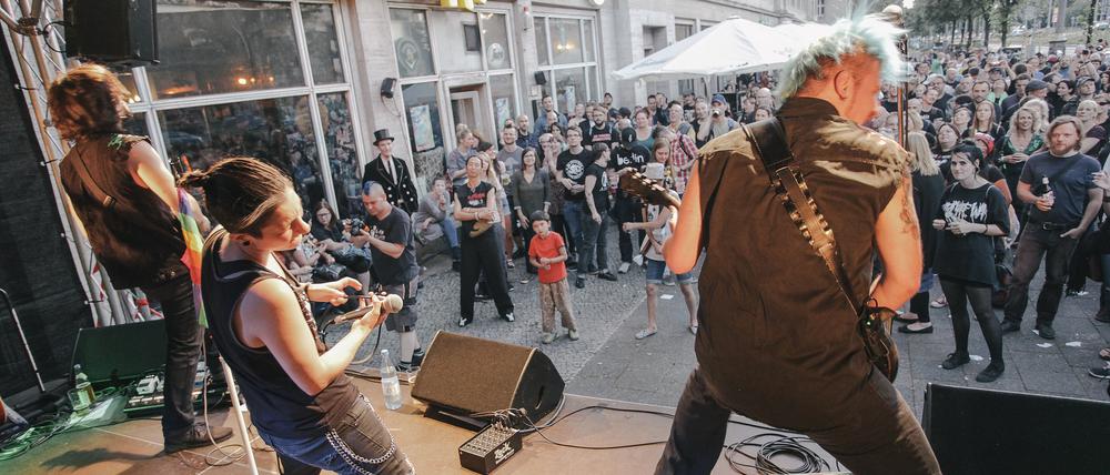 Die deutsch-türkische Punkrockband Arsen bei einem Auftritt bei der Fête de la Musique im jahr 2017.